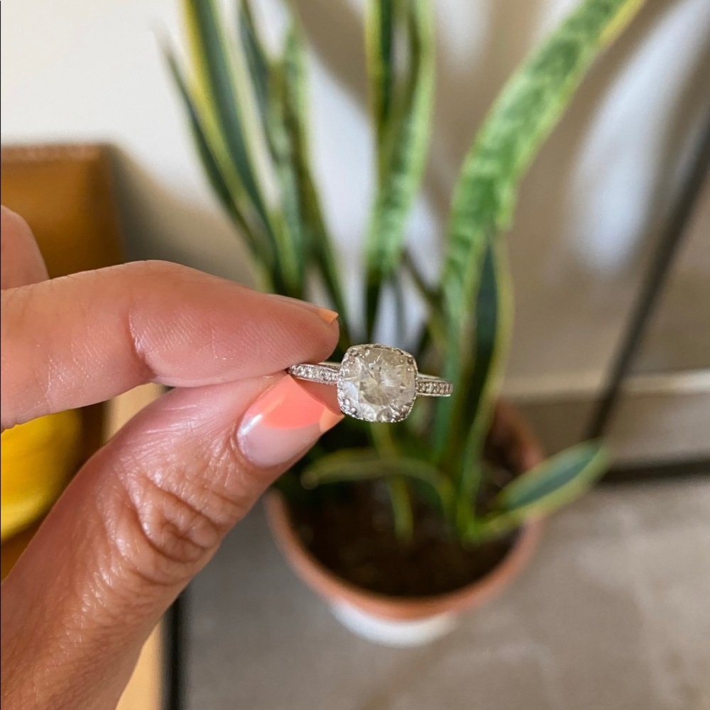 18k white gold Tacori Dantela crown engagement right w/cubic zirconia center.